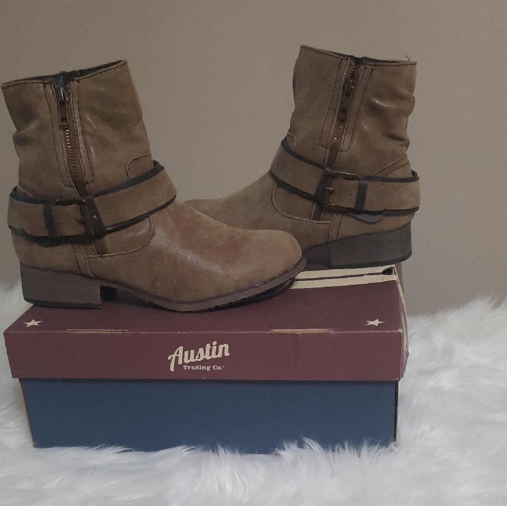 Women's Brown Boots Size 7.5. Brand New And Never Worn